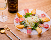 スモークサーモンと桂花陳酒香る柿の冷製そうめん